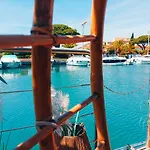 L\'Escale Royale : Jacuzzi And Terrace On The Water