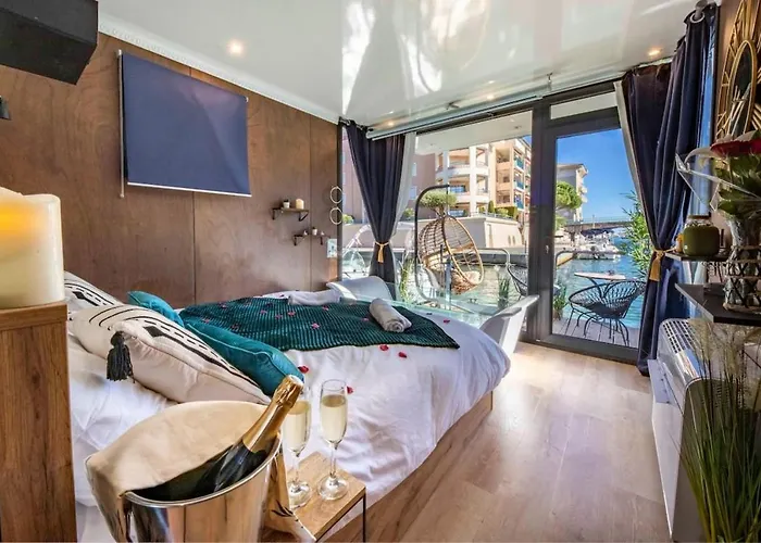 L\'Escale Royale : jacuzzi&terrace on the water