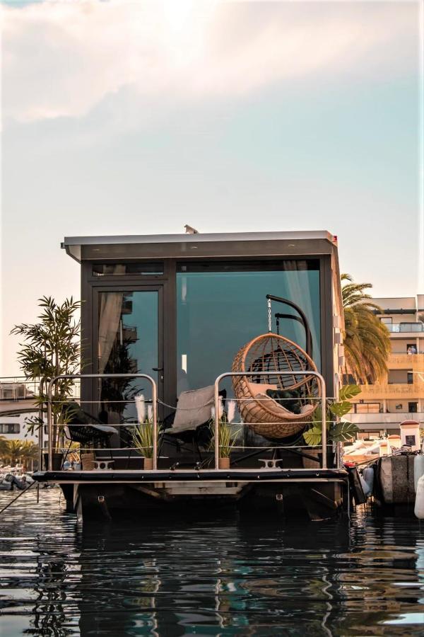 Botel L'escale Royale : Jacuzzi&terrace On The Water