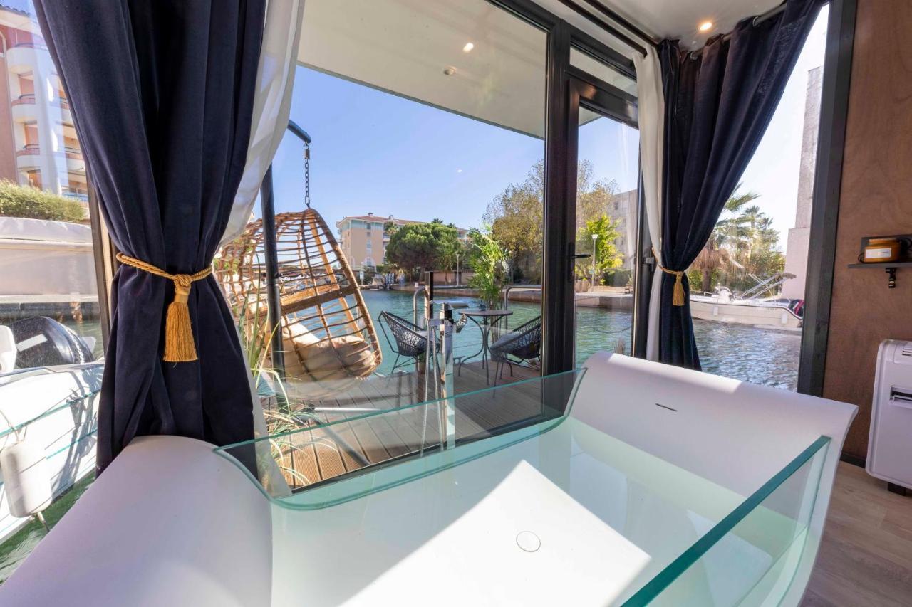 Bateau-hôtel L'escale Royale : Jacuzzi And Terrace On The Water Fréjus