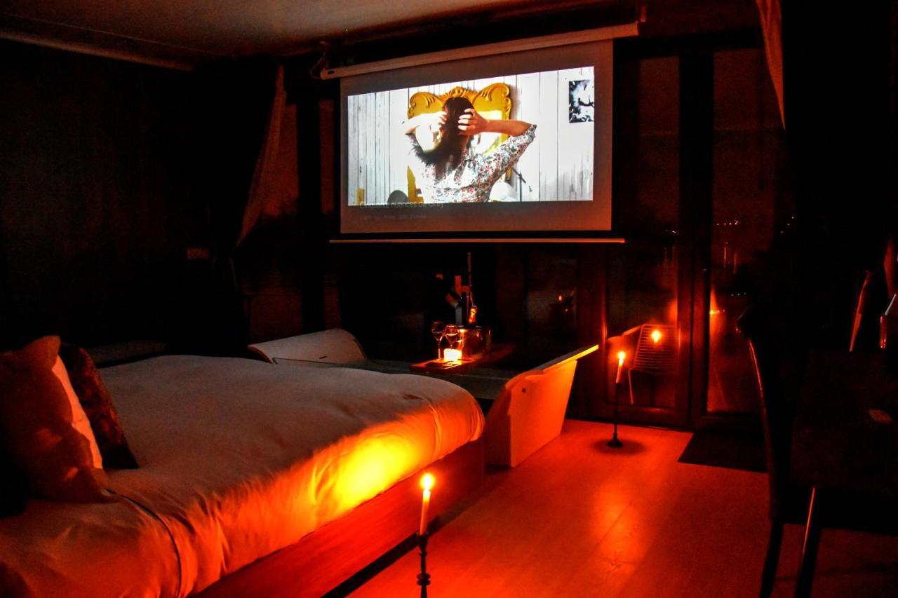 L'escale Royale : Jacuzzi&terrace On The Water Botel