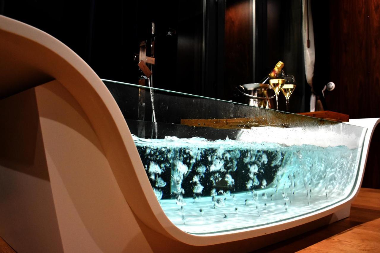 L'escale Royale : Jacuzzi And Terrace On The Water Bateau-hôtel