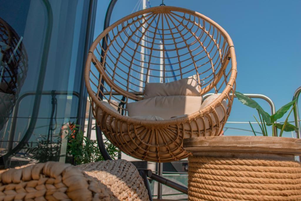 L'escale Royale : Jacuzzi&terrace On The Water Botel *