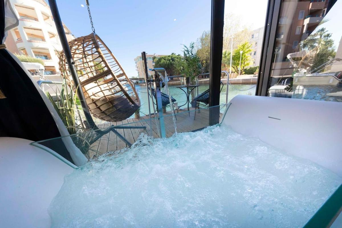 Botel L'escale Royale : Jacuzzi&terrace On The Water *